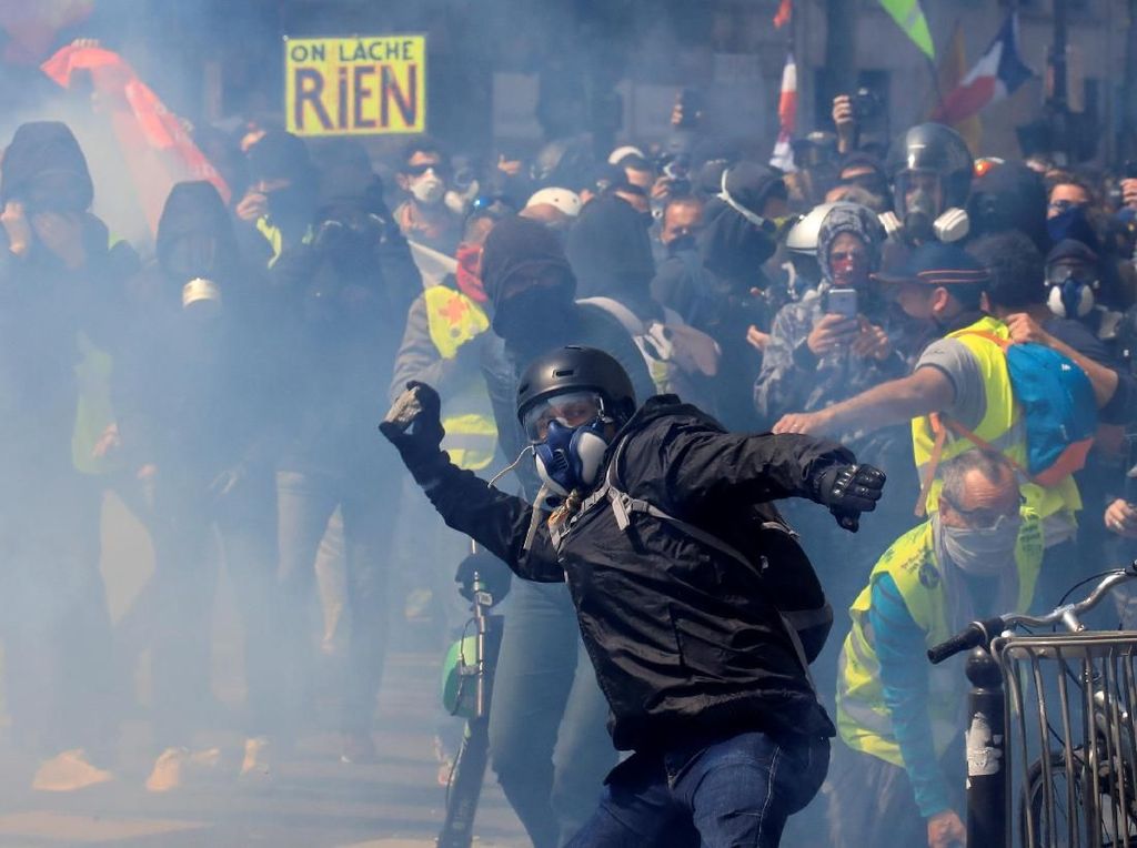Massa Serba Hitam Muncul Saat May Day di Prancis, 88 Orang Ditangkap Massa Serba Hitam Muncul Saat May Day di Prancis, 88 Orang Ditangkap