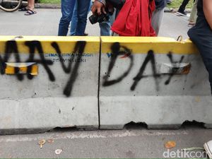 Di Tengah Aksi Buruh, Separator Busway di Patung Kuda Dicoret-coret Di Tengah Aksi Buruh, Separator Busway di Patung Kuda Dicoret-coret