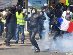 Aksi Protes Kematian Mahsa Amini di Paris Ricuh, Gas Air Mata Ditembakkan