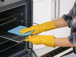 Bersihkan Oven Pakai Soda Kue dan Cuka dengan 7 Cara Ini