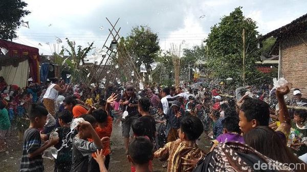 Bajong Banyu, Perang Air Jelang Ramadan di Magelang