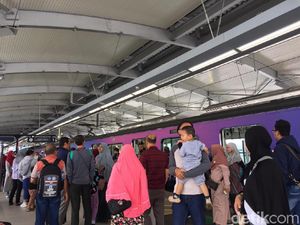 Diskon Masih Berlaku di Libur Hari Buruh, MRT Dipadati Warga
