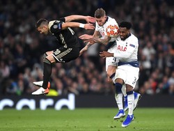 Dusan Tadic berduel udara dengan dua pemain Tottenham. Foto: Laurence Griffiths/Getty Images