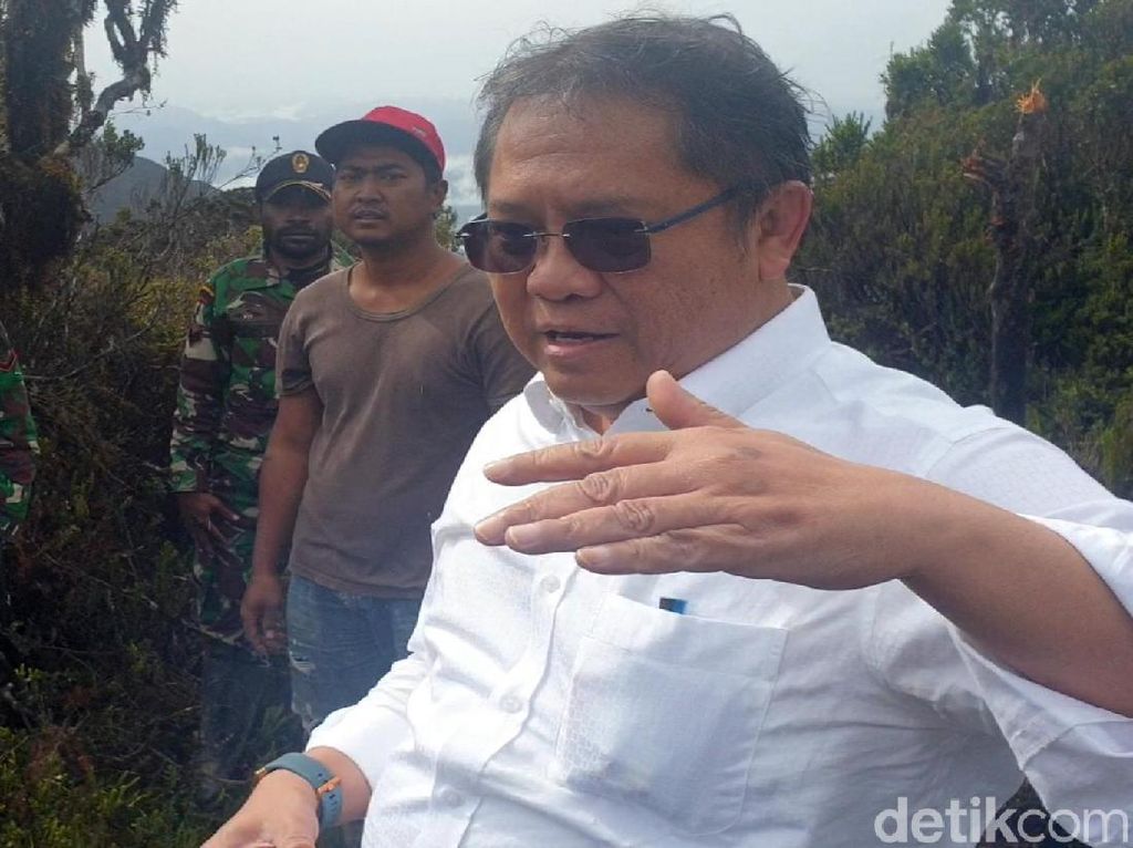 Menkominfo Cek Tower di Lokasi Ekstrem Pegunungan Intan Jaya Papua Menkominfo Cek Tower di Lokasi Ekstrem Pegunungan Intan Jaya Papua