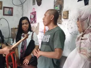 Relawan Jokowi Beri Santunan ke Petugas KPPS yang Meninggal Relawan Jokowi Beri Santunan ke Petugas KPPS yang Meninggal