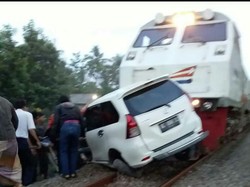 MPV Tertabrak Kereta Api di Tulungagung, Pengemudi Tewas