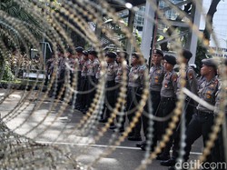 Polda Metro Bentuk Tim Khusus Buru Massa Berbaju Hitam Perusak Halte Tosari