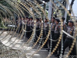 Polda Metro Bentuk Tim Khusus Buru Massa Berbaju Hitam Perusak Halte Tosari Polda Metro Bentuk Tim Khusus Buru Massa Berbaju Hitam Perusak Halte Tosari