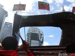 Buruh Bawa Mesin Jahit Raksasa ke Patung Kuda