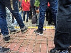 Dorong-dorongan Massa Buruh Vs Polisi, Pagar Halte Tosari Ambruk