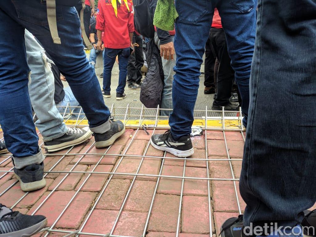 Dorong-dorongan Massa Buruh Vs Polisi, Pagar Halte Tosari Ambruk Dorong-dorongan Massa Buruh Vs Polisi, Pagar Halte Tosari Ambruk