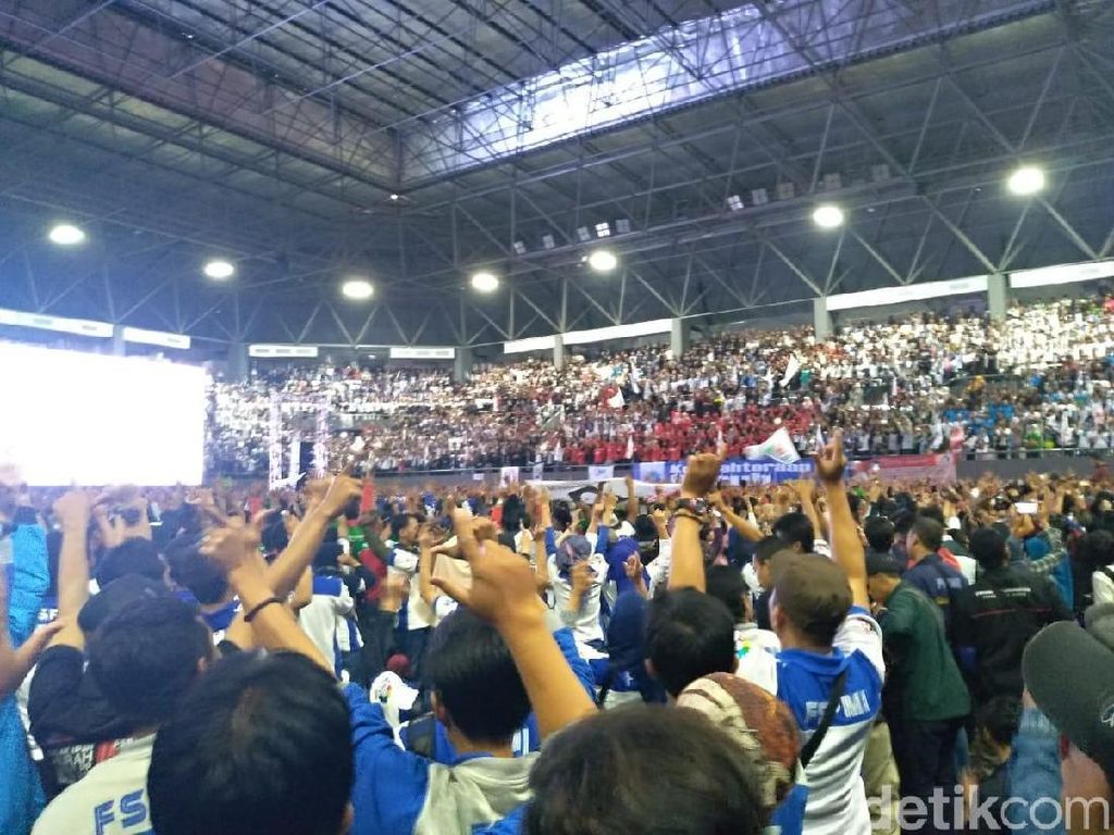 Orasi di May Day, Said Iqbal Ajak Buruh Salam 2 Jari Orasi di May Day, Said Iqbal Ajak Buruh Salam 2 Jari