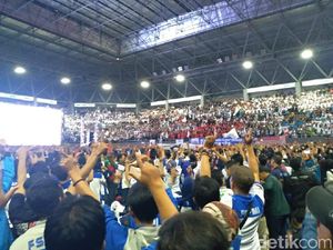 Orasi di May Day, Said Iqbal Ajak Buruh Salam 2 Jari Orasi di May Day, Said Iqbal Ajak Buruh Salam 2 Jari