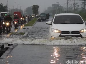 Baru Sehari Surut, Jalan Raya Porong Lama Sudah Banjir Lagi