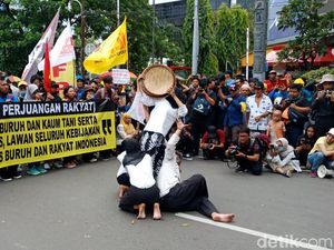 Aksi Hari Buruh di Monas Diwarnai Teatrikal hingga Dangdutan Aksi Hari Buruh di Monas Diwarnai Teatrikal hingga Dangdutan