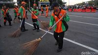 Petugas Bersihkan Sampah Usai Aksi Buruh