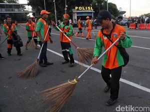 Petugas Bersihkan Sampah Usai Aksi Buruh