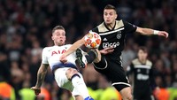 Dusan Tadic terlibat perebutan bola dengan Toby Alderweireld. (Foto: Julian Finney/Getty Images)