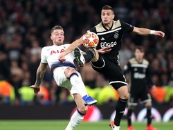 Dusan Tadic terlibat perebutan bola dengan Toby Alderweireld. (Foto: Julian Finney/Getty Images)