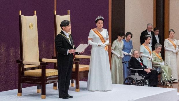 Kaisar Jepang Naruhito bersama Permaisuri Masako saat menyampaikan pidato pertamanya /