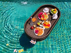 Tiru Gaya Floating Breakfast Bali, Pria Ini Malah Sarapan di Selokan