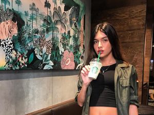 Cantiknya Lucia, Kekasih Marc Marquez Saat Ngopi dan Minum Teh