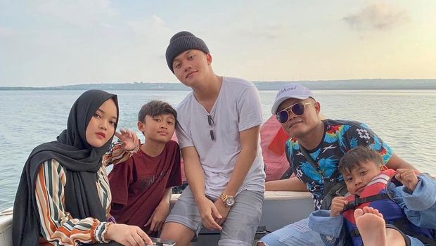 Sule bersama keempat anaknya