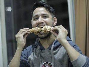 Gaya Seru Jovial da Lopez Saat Makan Fried Chicken hingga Mi Goreng