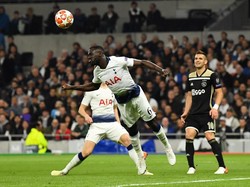 Davinson Sanchez melakukan sundulan sambil menjatuhkan badannya untuk mengamankan area penanti. (Foto: Dylan Martinez/Reuters)