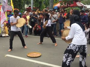 Front Perjuangan Rakyat Sampaikan Pesan Buruh Lewat Aksi Teatrikal