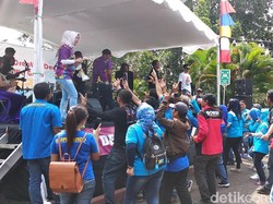 Buruh Joget Dangdut Bareng di Kantor Disnakertrans Jabar