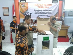 Caleg NasDem Protes, KPU Kota Madiun Bongkar 8 Kotak Suara