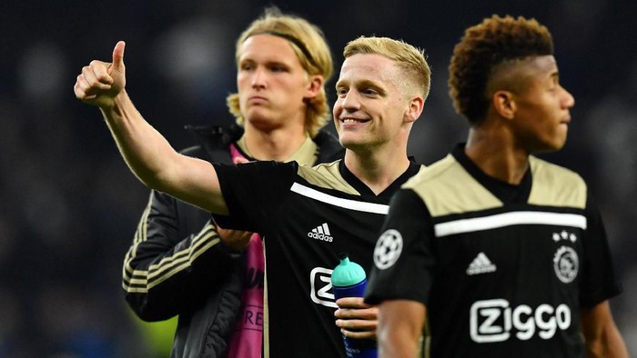 Soccer Football - Champions League Semi Final First Leg - Tottenham Hotspur v Ajax Amsterdam - Tottenham Hotspur Stadium, London, Britain - April 30, 2019  Ajaxs Donny van de Beek celebrates after the match                       REUTERS/Dylan Martinez
