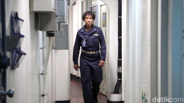 Melihat Bagian Dalam USS Blue Ridge