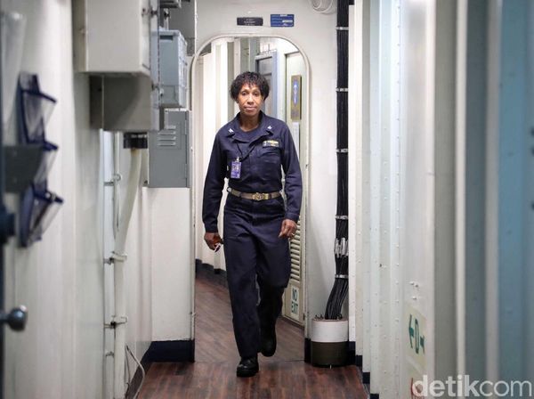 Melihat Bagian Dalam USS Blue Ridge