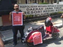 Dua Wartawan di Kediri Peringati May Day dengan Aksi Tutup Mulut