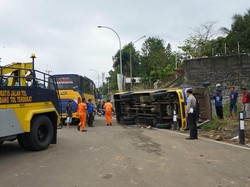 Bus Rombongan Siswa SD Terguling di Puncak karena Tak Kuat Nanjak