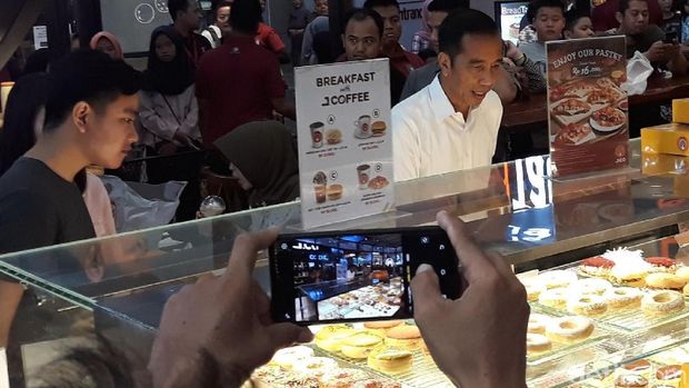 Jokowi main ke mal