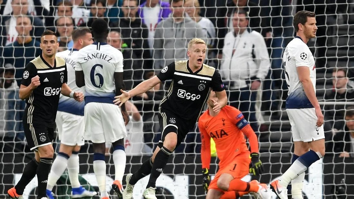 Donny van de Beek bawa Ajax Amsterdam ungguli Tottenham Hotspur di babak pertama. (Foto: Laurence Griffiths/Getty Images)