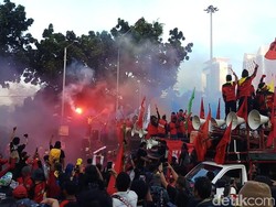 Akhiri Aksi May Day, Buruh di Patung Kuda Nyalakan Flare dan Kembang Api