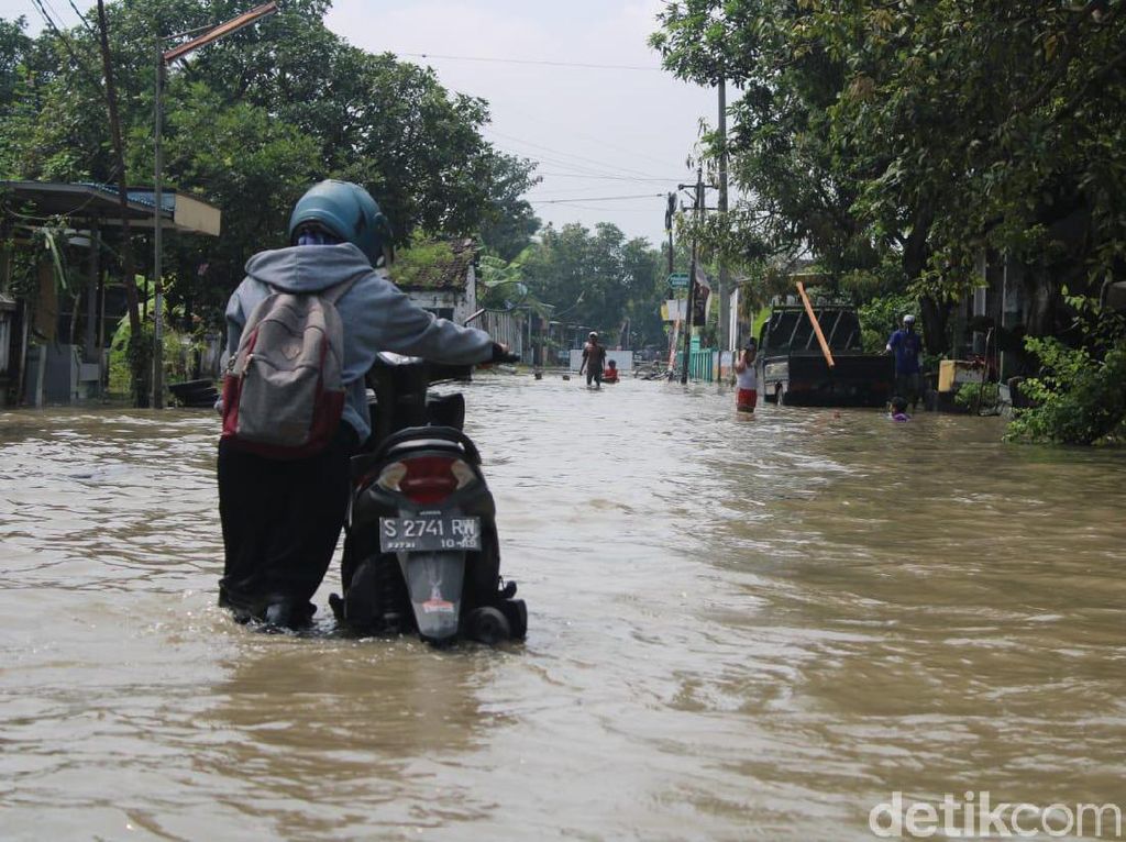 Sungai Brantas Meluap, 13 Desa di Jombang Terendam Hingga 50 cm Sungai Brantas Meluap, 13 Desa di Jombang Terendam Hingga 50 cm