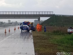 Sebuah SUV Tergelincir di Tol Madiun dan Terbalik, Penumpang Selamat