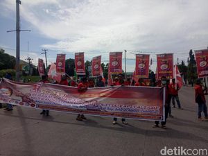 Buruh di Makassar Peringati May Day, Kritik Upah dan Outsourcing