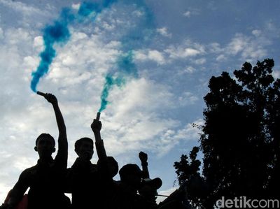 Petasan Hingga Flare Tutup Aksi May Day di Jakarta