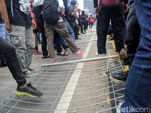 Polisi Usut Massa Berbaju Hitam-hitam Perusak Pagar Halte Tosari Polisi Usut Massa Berbaju Hitam-hitam Perusak Pagar Halte Tosari