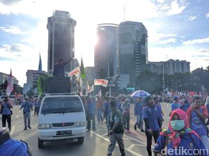 Sebagian Massa Buruh di Patung Kuda Bubarkan Diri