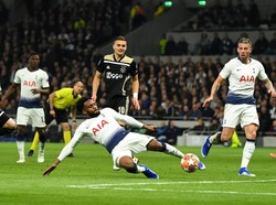 Aksi Danny Rose dalam memotong umpan Ajax yang mengarah ke depan gawang Tottenham. (Foto: Dylan Martinez/Reuters)