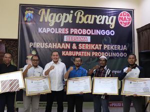 Polisi Probolinggo Ajak Para Buruh Ngopi Ketimbang Capek-capek Demo