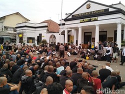 Tentang Anarcho-Syndicalism yang Gerakkan Massa Baju Hitam di Hari Buruh