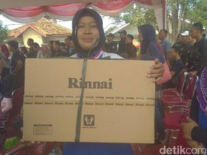 Lahir 1 Mei, Buruh di Karawang Ini Rutin Diguyur Hadiah Setiap May Day Lahir 1 Mei, Buruh di Karawang Ini Rutin Diguyur Hadiah Setiap May Day